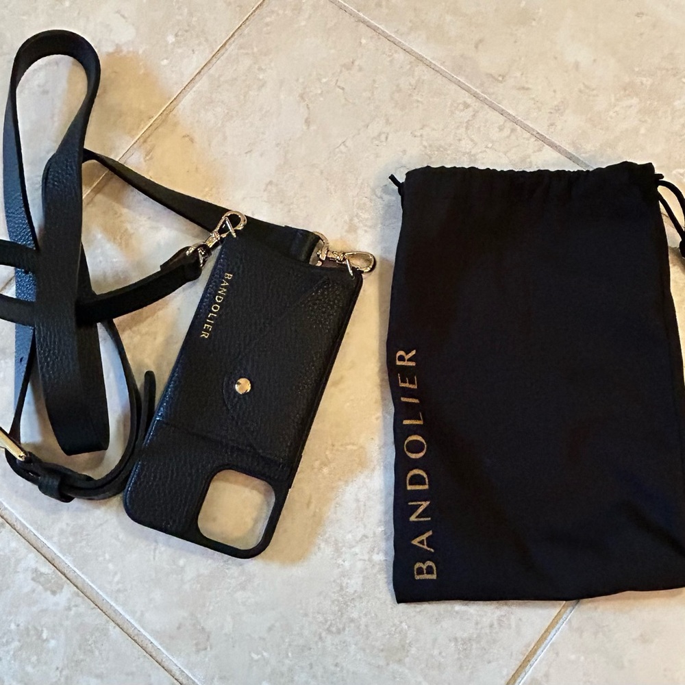 Hailey Side Slot Leather Crossbody Bandolier
iPhone 12 / 12 Pro
Color:Black/gold